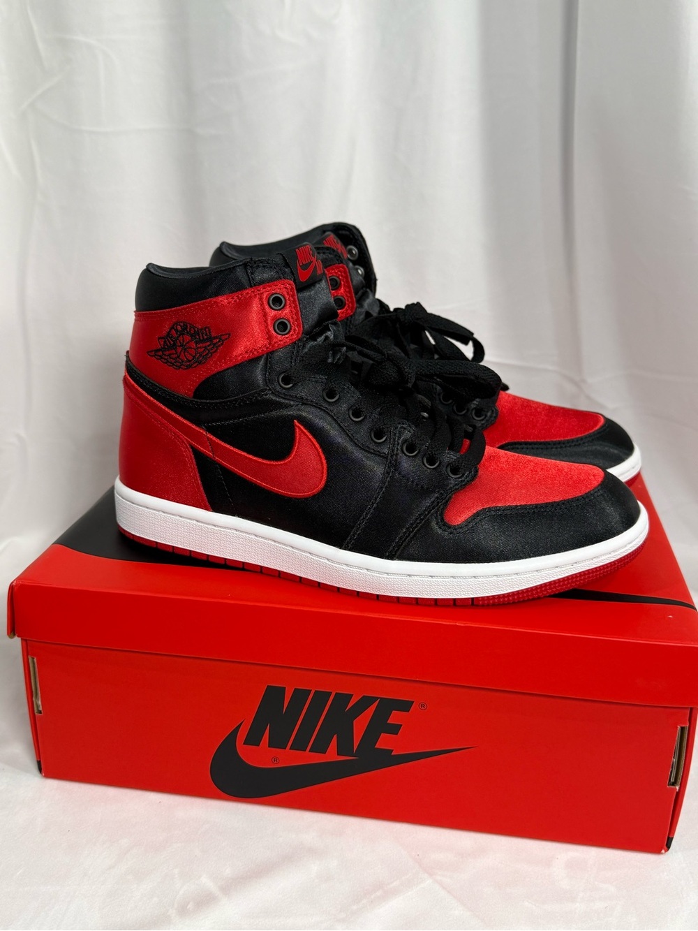 WOMEN’S AIR JORDAN 1 RETRO HIGH OG
‘SATIN BRED’ 2023
BLACK / UNIVERSITY RED